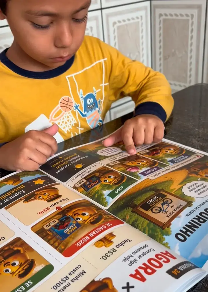 Criança fazendo a atividade do material